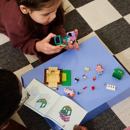 LEGO Bluey Oma’s met Bingo en Bluey - Educatief Speelgoed voor Peuters met Auto, 2 Minifiguren en Tuin - Montessori Set - Verjaardagscadeau voor Meisjes en Jongens vanaf 4 Jaar - 11216