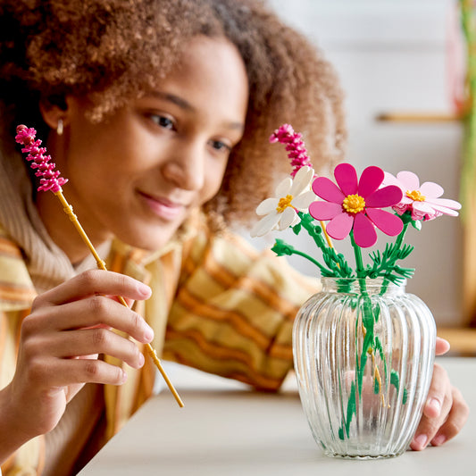 LEGO Botanicals Cosmeabloemen - Kunstbloem Boeket Bouwpakket voor Kinderen met 3 Bloemen en 2 Lampenpoetsersgras Stelen - Kinderkamer Decoratie - Cadeau voor Meisjes vanaf 9 Jaar en Volwassenen 11514