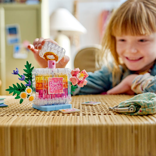 LEGO Creator 3in1 Parfumfles met Bloemen Speelgoed - Bouwpakket voor Kinderen - Verandert in een Vaas of Smoothie - Kinderkamer Decoratie - Cadeau voor Meisjes en Jongens Vanaf 8 Jaar - 31383