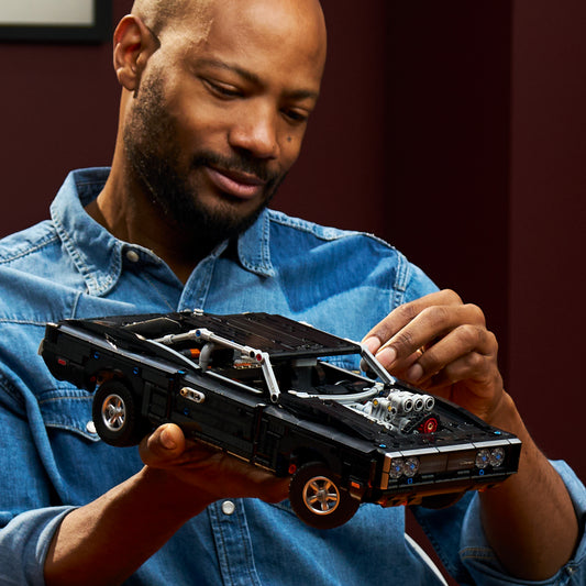 LEGO Technic Fast and Furious Dodge Charger R/T Auto Bouwpakket voor Volwassenen - Verzamelbare STEM Set met V8-motor en Vering - Nostalgisch Cadeau voor Mannen, Vrouwen en Fans - 42231