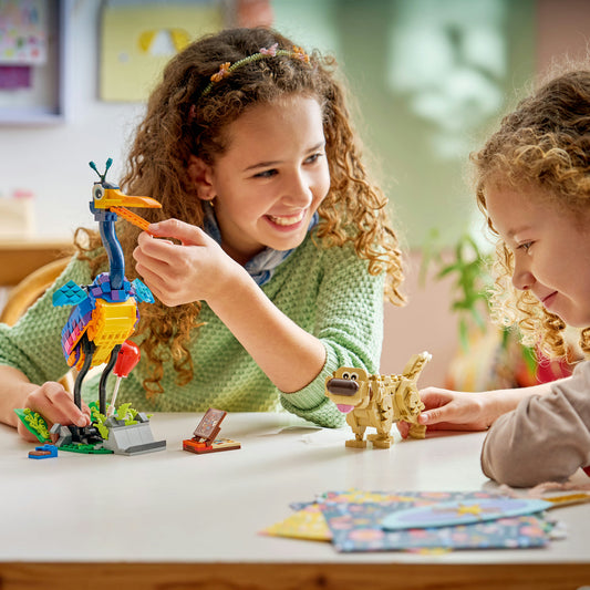 LEGO | Disney Kevin en Dug – Bouwbare Speelgoed Hond en Vogel met Accessoires Incl. Rode Ballon, Bladeren en Displaystandaard – Verjaardagscadeau voor Meisjes vanaf 9 Jaar en Fans van Film Up 43290