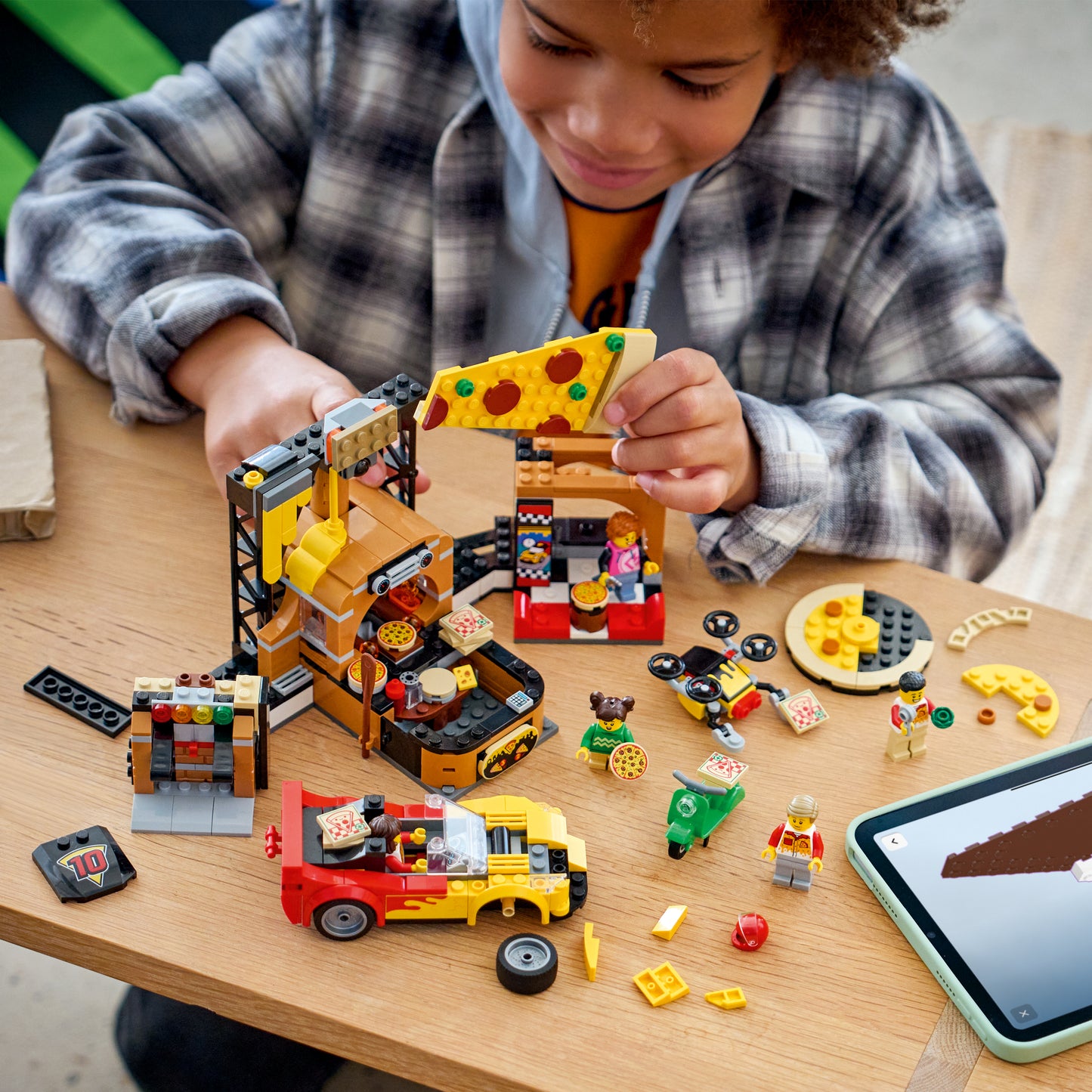 LEGO City Pizzacentrale met voertuigen - Bouwpakket voor Kinderen met Speelgoed Auto, Scooter, Drone, Speelmachine en 4 Minifiguren - Verjaardagscadeau voor Jongens en Meisjes Vanaf 6 Jaar - 60496