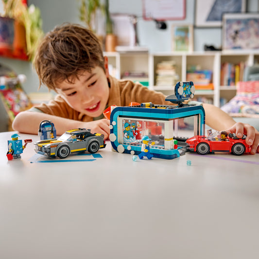 LEGO City Autowasstraat - Bouwpakket voor Kinderen met 2 Speelgoed Auto's, Wasfunctie en 4 Minifiguren Met Accessoires - Verjaardagscadeau voor Jongens en Meisjes Vanaf 6 Jaar - 60497