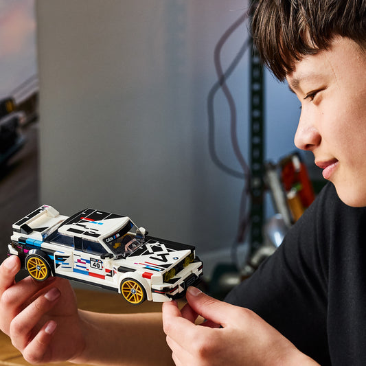 LEGO Speed Champions BMW M3 (E30) - Speelgoed Auto Bouwpakket voor Kinderen vanaf 9 Jaar - BMW Modelauto met Minifiguur - Kinderkamer Decoratie - Cadeau voor Jongens, Meisjes en Autoliefhebbers 77263