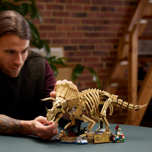 LEGO Jurassic World Dinosaurusfossielen: Triceratops – Display Bouwpakket voor Volwassenen met Dr. Gerry Harding Minifiguur – Woondecoratie – Cadeau voor Jurassic Park Fans – 77985
