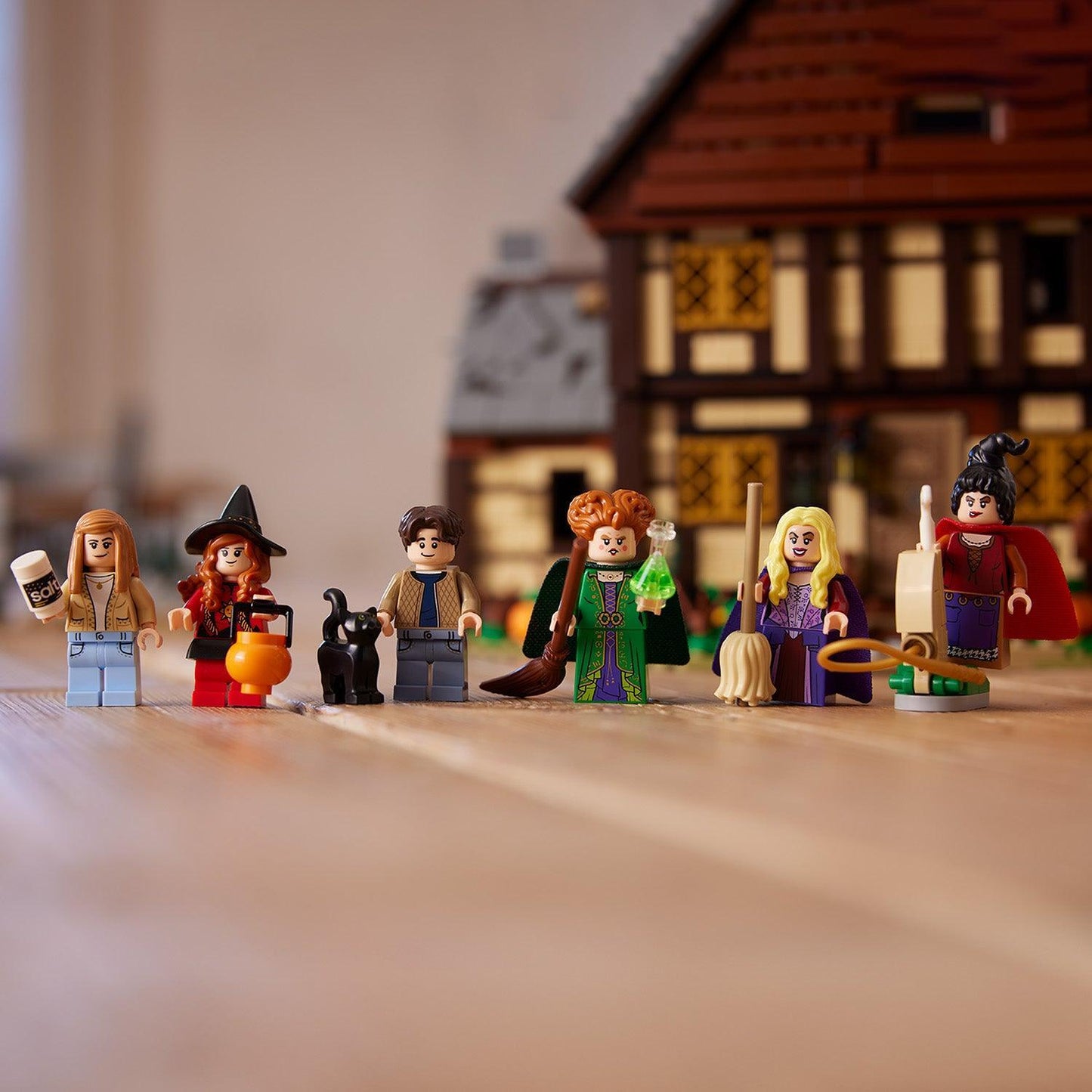 LEGO Disney Hocus Pocus: het huisje van de Sanderson-zussen 21341 Ideas | 2TTOYS ✓ Official shop<br>