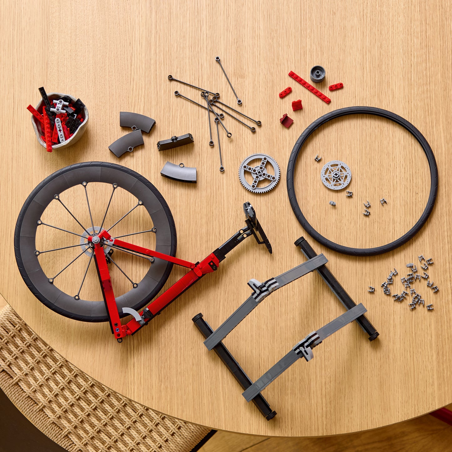 LEGO Icons Racefiets - Bouwpakket voor Volwassenen - Fiets met Rubberen Banden, Versnellingen en Achterstandaard - Slaapkamer Decoratie - Cadeau-idee voor Wielerfans - 11380