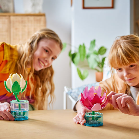LEGO Botanicals Waterlelies - Nepbloemen Set met 2 Kunstplanten in Transparante Vazen - DIY Kinderkamer Decoratie - Cadeau voor Meisjes vanaf 9 Jaar en Volwassen Bloemenliefhebbers - 11511