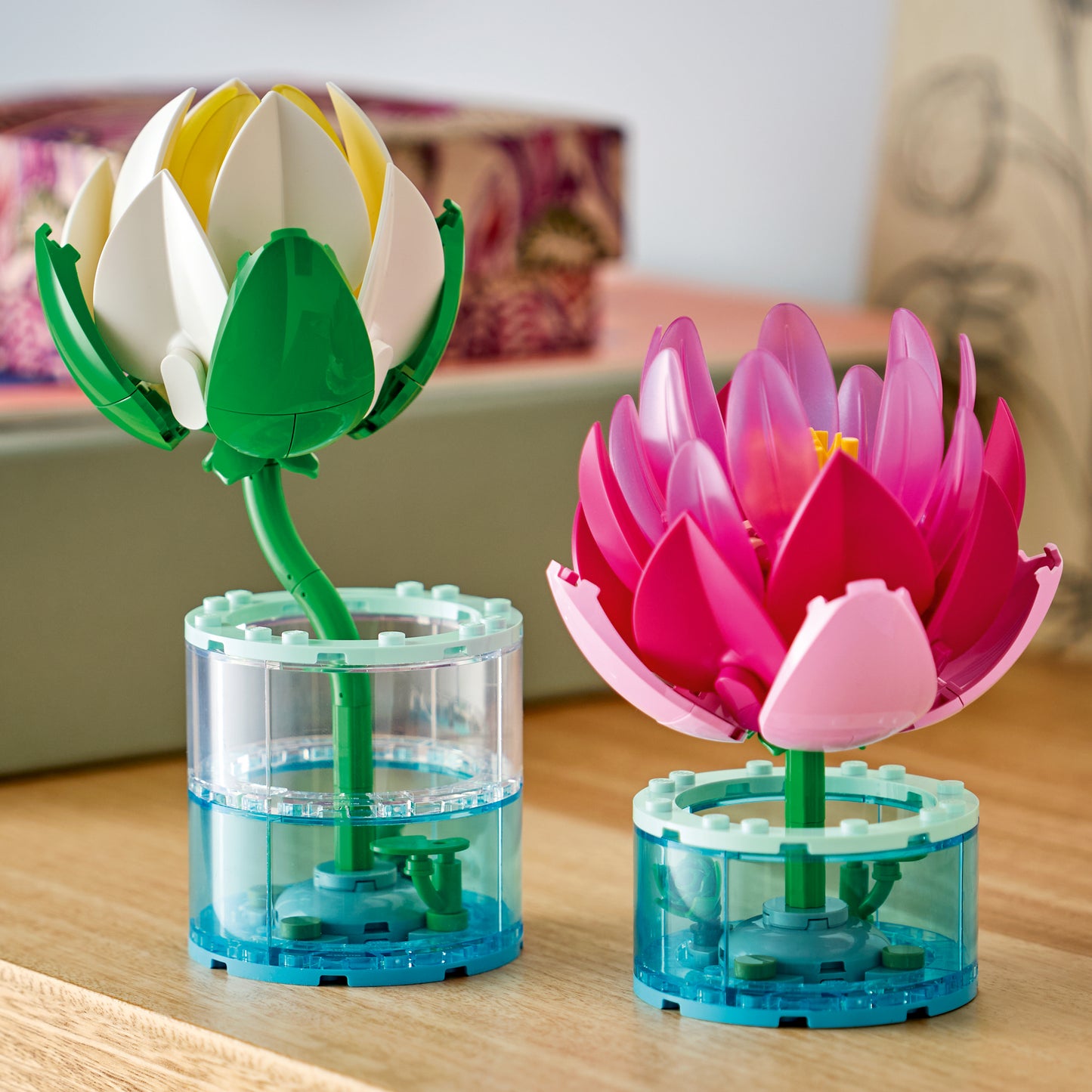 LEGO Botanicals Waterlelies - Nepbloemen Set met 2 Kunstplanten in Transparante Vazen - DIY Kinderkamer Decoratie - Cadeau voor Meisjes vanaf 9 Jaar en Volwassen Bloemenliefhebbers - 11511