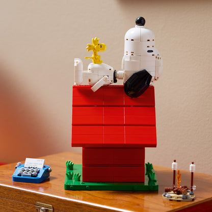 LEGO Ideas Peanuts: Snoopy’s Hondenhok – Strip Bouwpakket voor Volwassenen met Snoopy Hond en Woodstock Vogel Figuren – Woondecoratie of Bureau-Accessoire – Nostalgisch Cadeau – 21368