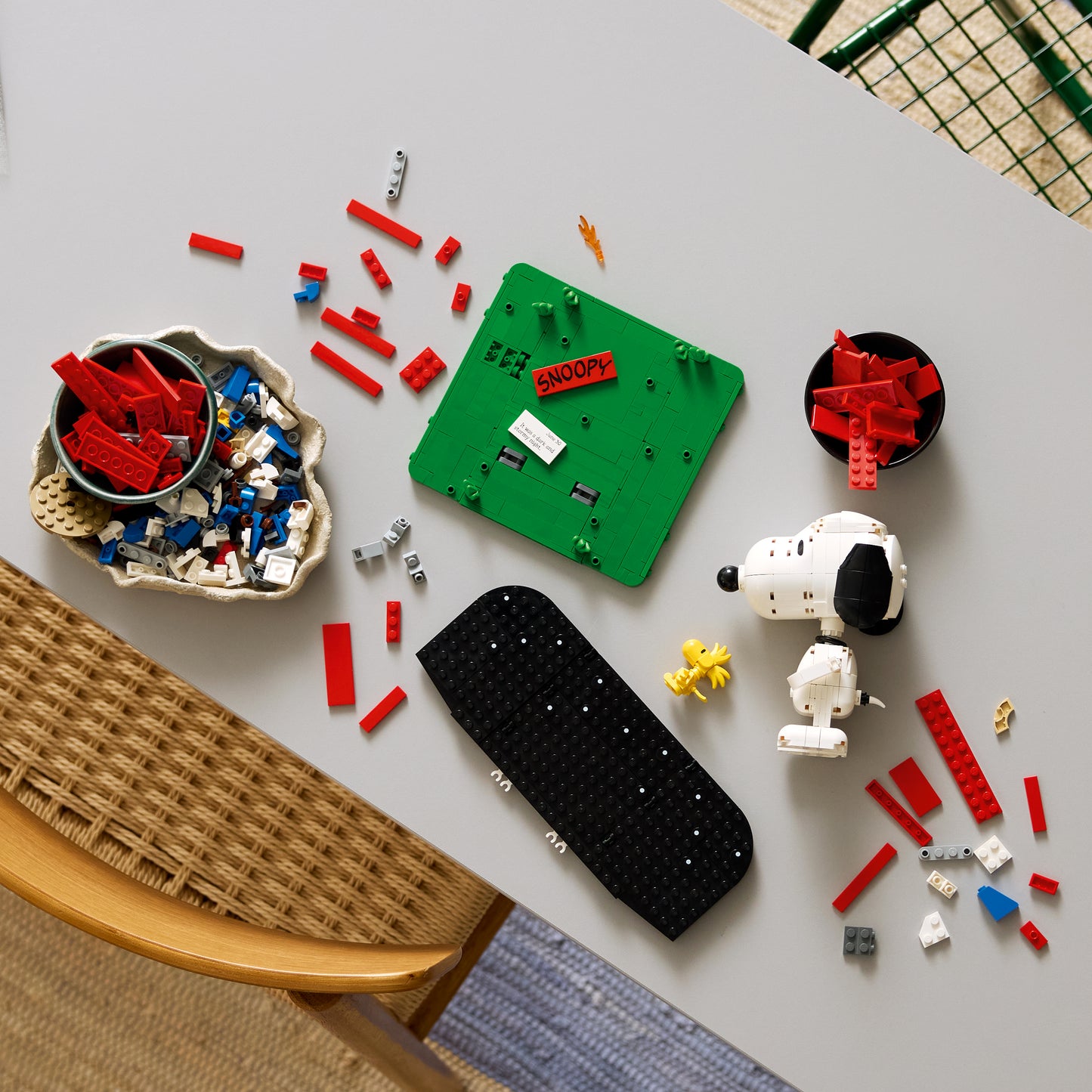 LEGO Ideas Peanuts: Snoopy’s Hondenhok – Strip Bouwpakket voor Volwassenen met Snoopy Hond en Woodstock Vogel Figuren – Woondecoratie of Bureau-Accessoire – Nostalgisch Cadeau – 21368