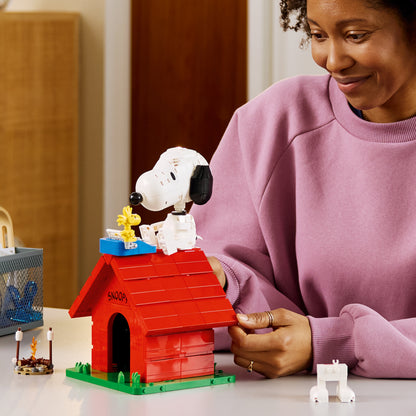 LEGO Ideas Peanuts: Snoopy’s Hondenhok – Strip Bouwpakket voor Volwassenen met Snoopy Hond en Woodstock Vogel Figuren – Woondecoratie of Bureau-Accessoire – Nostalgisch Cadeau – 21368