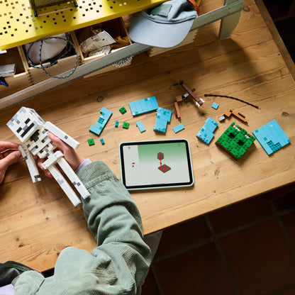 LEGO Minecraft Het Skelet Bouwpakket voor Kinderen met Mob Figuur, Diamanten Helm, Boog en Grasbasis - Kinderkamer Decoratie - Cadeau voor Jongens, Meisjes en Gamers vanaf 10 jaar - 21594