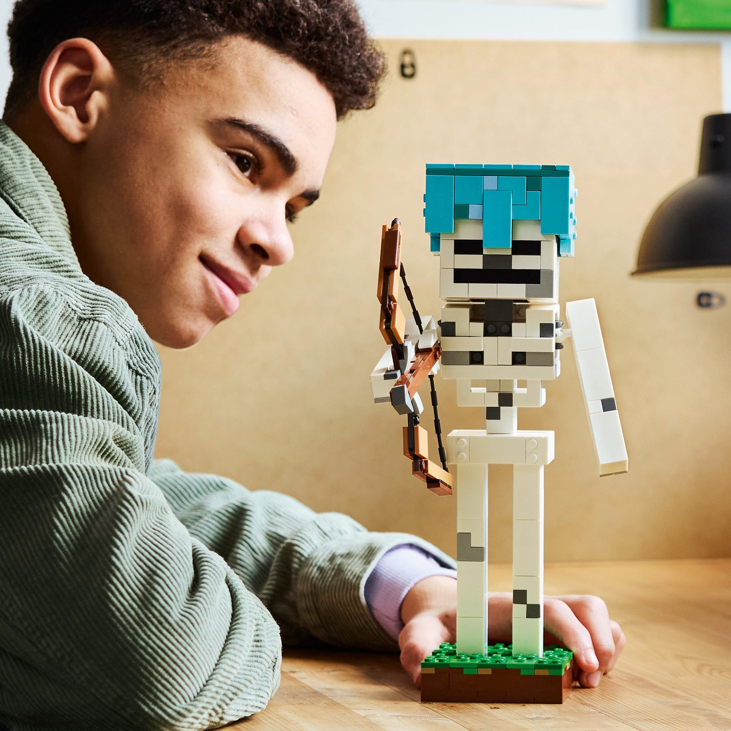 LEGO Minecraft Het Skelet Bouwpakket voor Kinderen met Mob Figuur, Diamanten Helm, Boog en Grasbasis - Kinderkamer Decoratie - Cadeau voor Jongens, Meisjes en Gamers vanaf 10 jaar - 21594