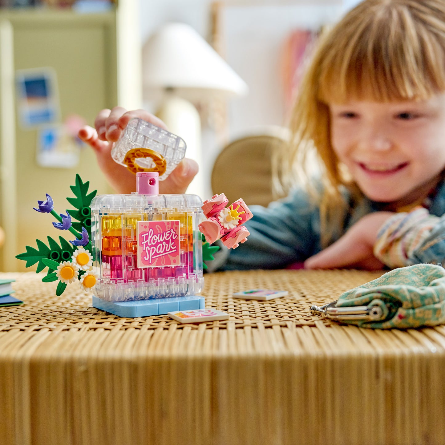 LEGO Creator 3in1 Parfumfles met Bloemen Speelgoed - Bouwpakket voor Kinderen - Verandert in een Vaas of Smoothie - Kinderkamer Decoratie - Cadeau voor Meisjes en Jongens Vanaf 8 Jaar - 31383