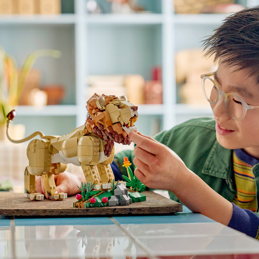 LEGO Creator 3in1 Wilde Dieren: Majestueuze Leeuw Speelgoed - Dieren Figuur Verandert in Leeuwin en 2 Welpen - Kinderkamer Decoratie - Cadeau voor Meisjes en Jongens Vanaf 9 Jaar - 31386
