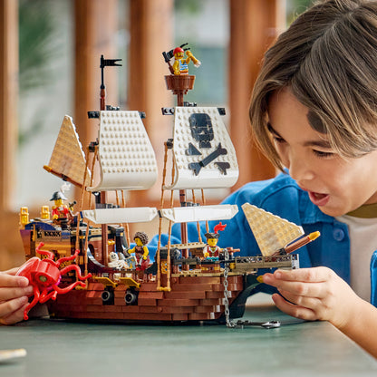 LEGO Creator 3-in-1 Klassiek Piratenschip Speelgoed - Bouwpakket voor Kinderen - Verandert in Speelgoed Kasteel of 2 Boten - Kinderkamer Decoratie - Cadeau voor Jongens en Meisjes vanaf 9 Jaar 31387