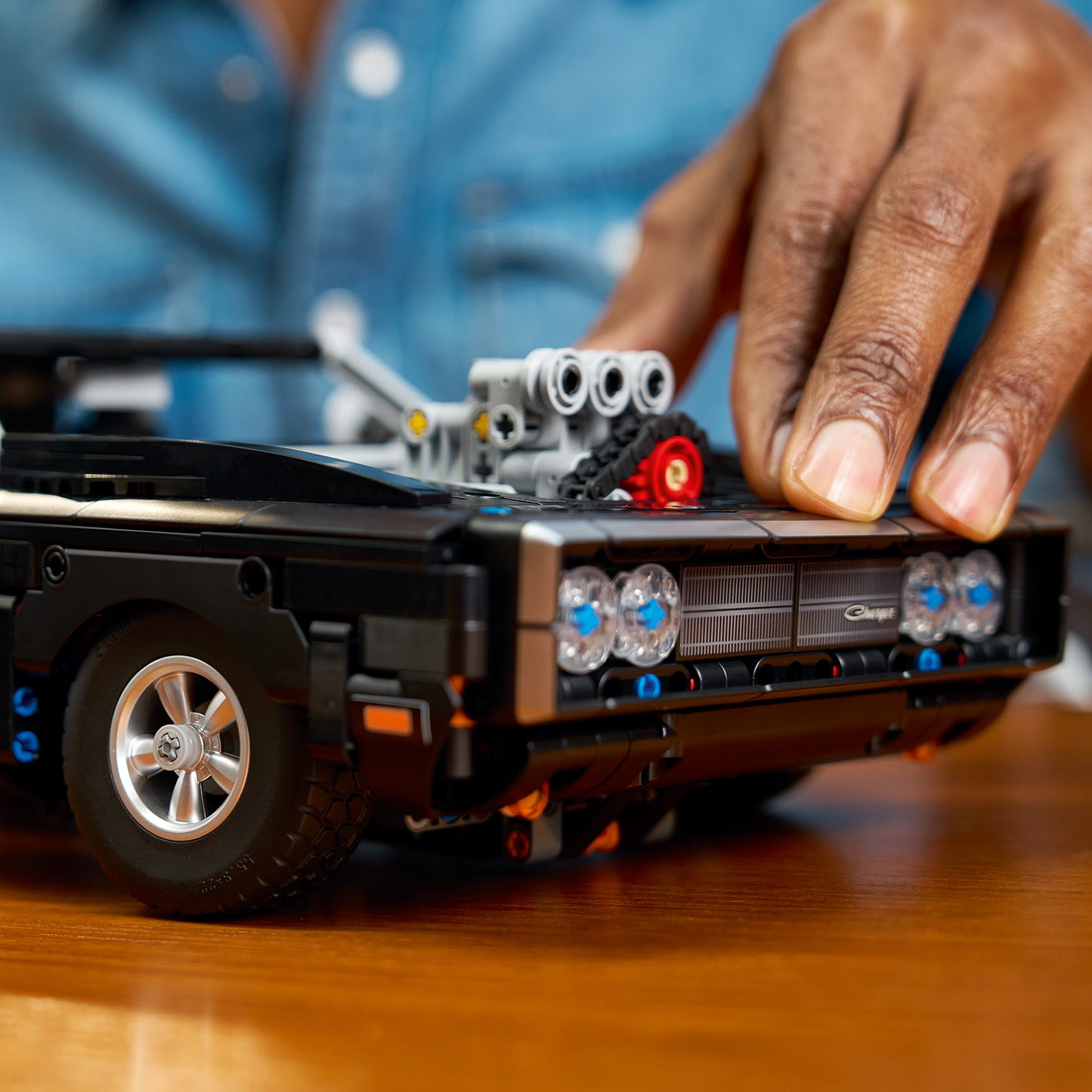 LEGO Technic Fast and Furious Dodge Charger R/T Auto Bouwpakket voor Volwassenen - Verzamelbare STEM Set met V8-motor en Vering - Nostalgisch Cadeau voor Mannen, Vrouwen en Fans - 42231