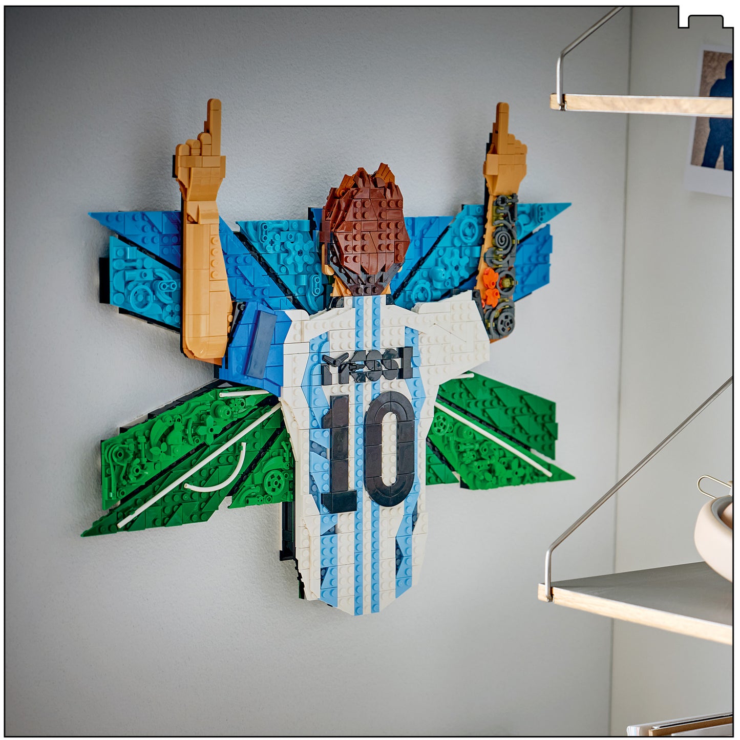 LEGO Editions Lionel Messi – Viering - 3D Voetbal Wanddecoratie Set en Kinderkamer Decoratie - Voetbal Cadeau voor Jongens, Meisjes en Fans Vanaf 14 Jaar - 43018