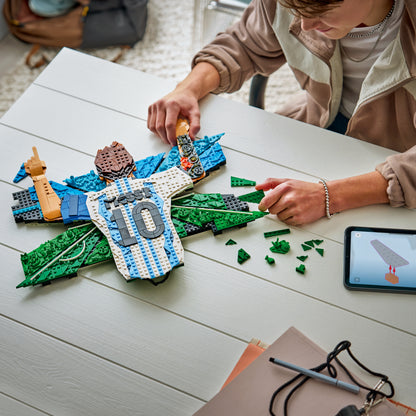 LEGO Editions Lionel Messi – Viering - 3D Voetbal Wanddecoratie Set en Kinderkamer Decoratie - Voetbal Cadeau voor Jongens, Meisjes en Fans Vanaf 14 Jaar - 43018