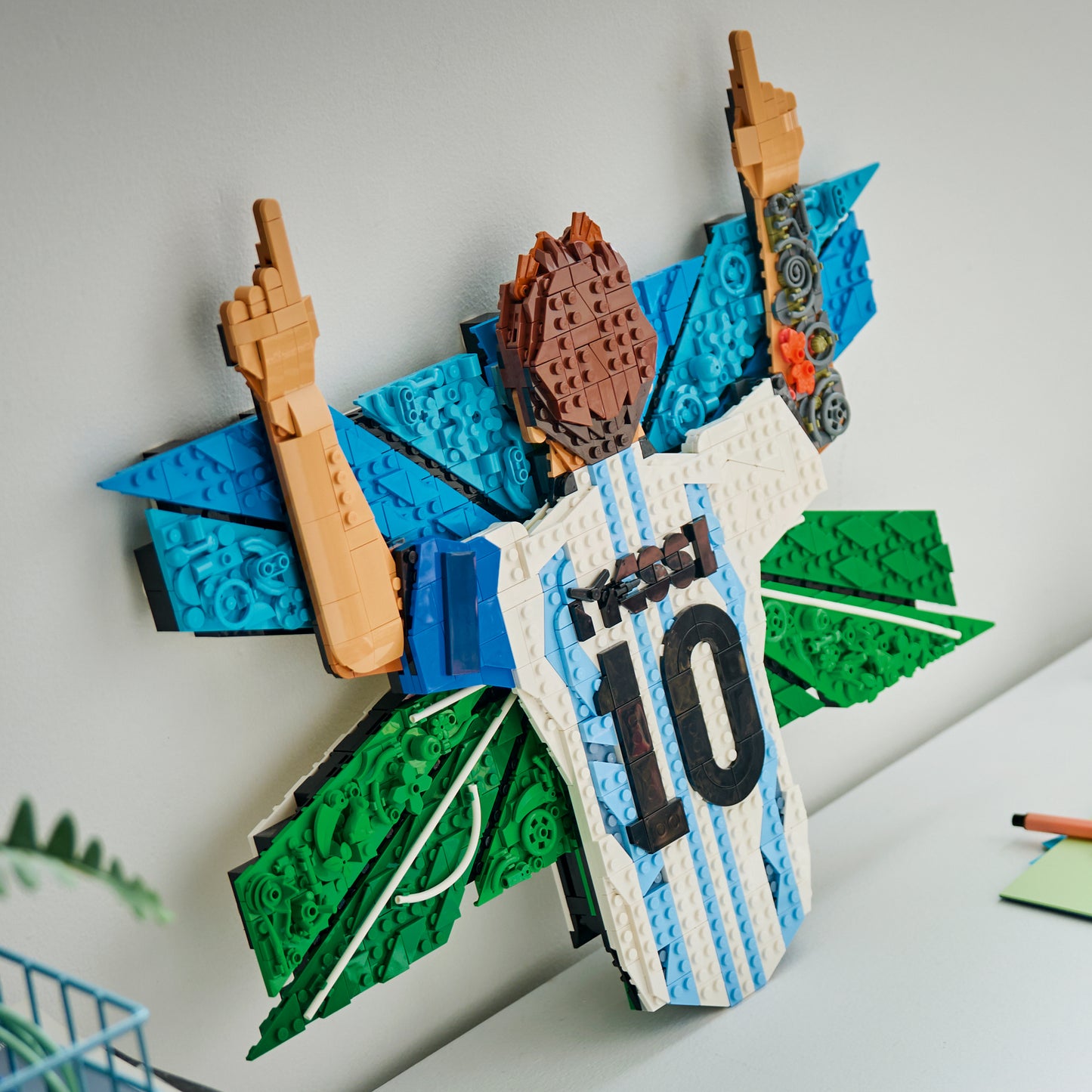 LEGO Editions Lionel Messi – Viering - 3D Voetbal Wanddecoratie Set en Kinderkamer Decoratie - Voetbal Cadeau voor Jongens, Meisjes en Fans Vanaf 14 Jaar - 43018