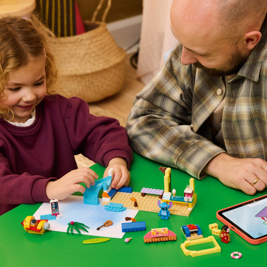 LEGO | Disney Strandplezier met Lilo en Stitch Bouwbaar Speelgoed voor Kinderen met 2 Speelgoedwinkels, Ruimterit en 2 Poppetjes - Montessori Cadeau voor Meisjes en Jongens vanaf 4 Jaar 43280