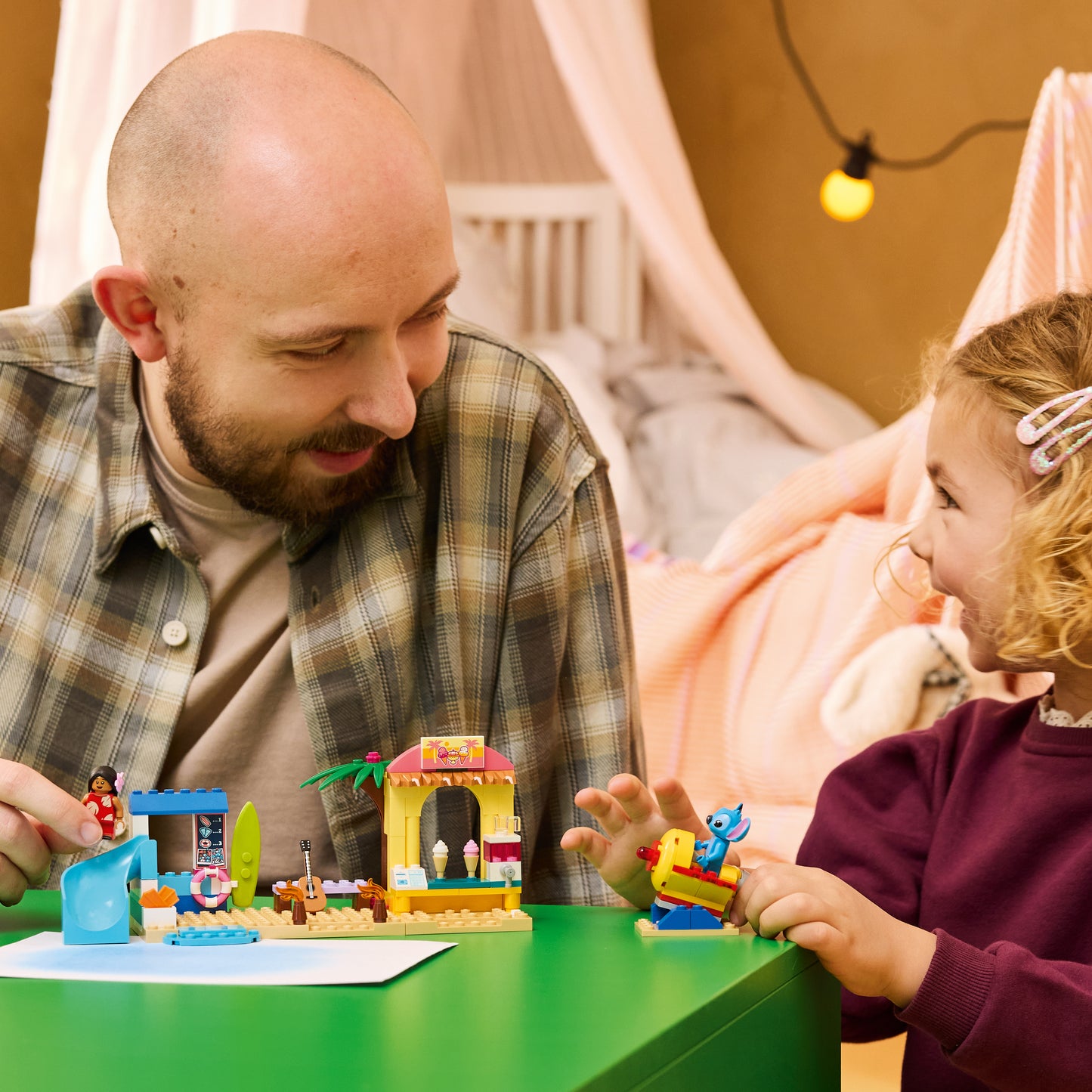 LEGO | Disney Strandplezier met Lilo en Stitch Bouwbaar Speelgoed voor Kinderen met 2 Speelgoedwinkels, Ruimterit en 2 Poppetjes - Montessori Cadeau voor Meisjes en Jongens vanaf 4 Jaar 43280
