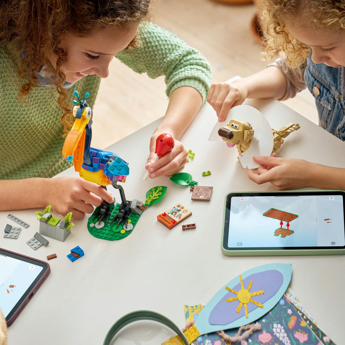 LEGO | Disney Kevin en Dug – Bouwbare Speelgoed Hond en Vogel met Accessoires Incl. Rode Ballon, Bladeren en Displaystandaard – Verjaardagscadeau voor Meisjes vanaf 9 Jaar en Fans van Film Up 43290