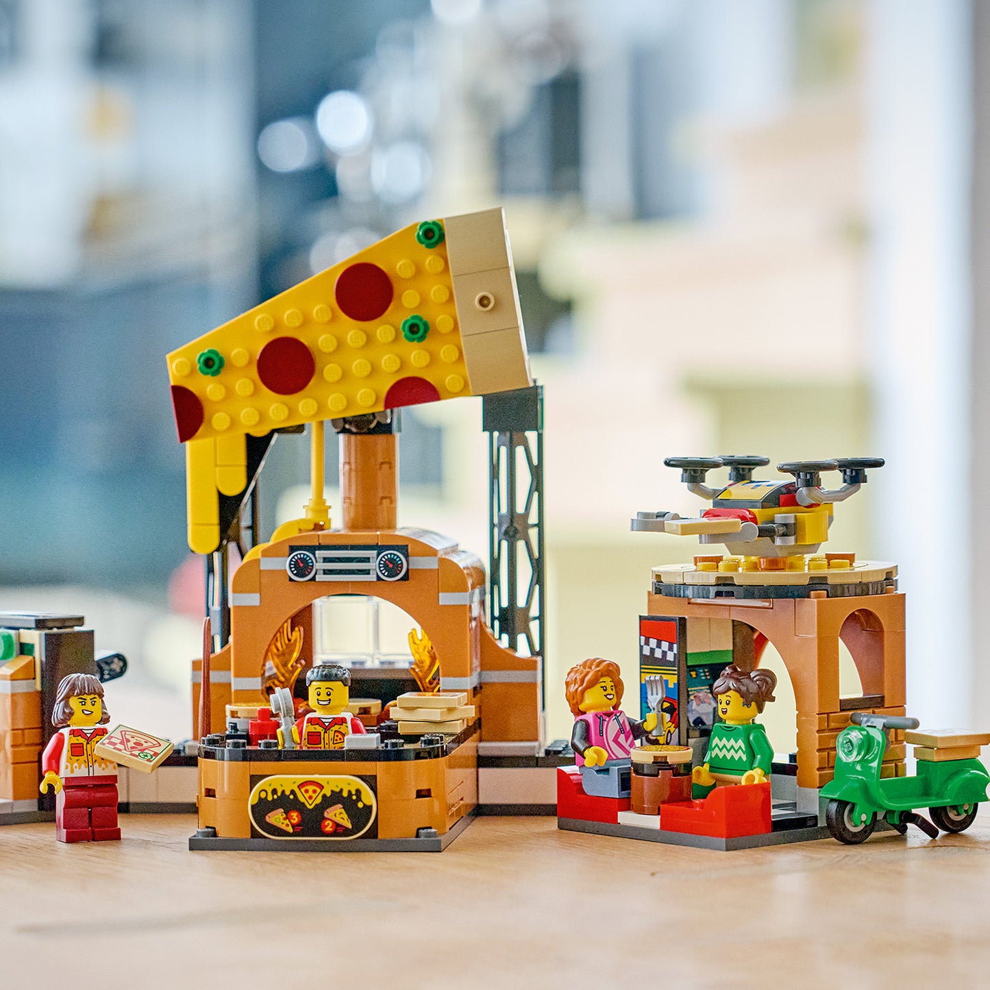 LEGO City Pizzacentrale met voertuigen - Bouwpakket voor Kinderen met Speelgoed Auto, Scooter, Drone, Speelmachine en 4 Minifiguren - Verjaardagscadeau voor Jongens en Meisjes Vanaf 6 Jaar - 60496
