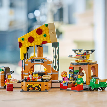LEGO City Pizzacentrale met voertuigen - Bouwpakket voor Kinderen met Speelgoed Auto, Scooter, Drone, Speelmachine en 4 Minifiguren - Verjaardagscadeau voor Jongens en Meisjes Vanaf 6 Jaar - 60496