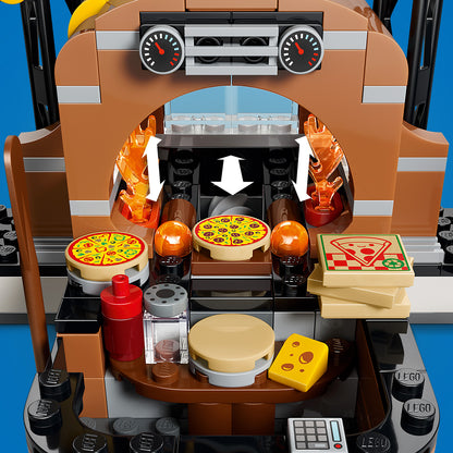 LEGO City Pizzacentrale met voertuigen - Bouwpakket voor Kinderen met Speelgoed Auto, Scooter, Drone, Speelmachine en 4 Minifiguren - Verjaardagscadeau voor Jongens en Meisjes Vanaf 6 Jaar - 60496