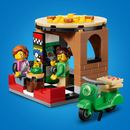 LEGO City Pizzacentrale met voertuigen - Bouwpakket voor Kinderen met Speelgoed Auto, Scooter, Drone, Speelmachine en 4 Minifiguren - Verjaardagscadeau voor Jongens en Meisjes Vanaf 6 Jaar - 60496