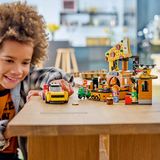 LEGO City Pizzacentrale met voertuigen - Bouwpakket voor Kinderen met Speelgoed Auto, Scooter, Drone, Speelmachine en 4 Minifiguren - Verjaardagscadeau voor Jongens en Meisjes Vanaf 6 Jaar - 60496