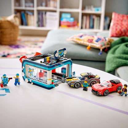 LEGO City Autowasstraat - Bouwpakket voor Kinderen met 2 Speelgoed Auto's, Wasfunctie en 4 Minifiguren Met Accessoires - Verjaardagscadeau voor Jongens en Meisjes Vanaf 6 Jaar - 60497