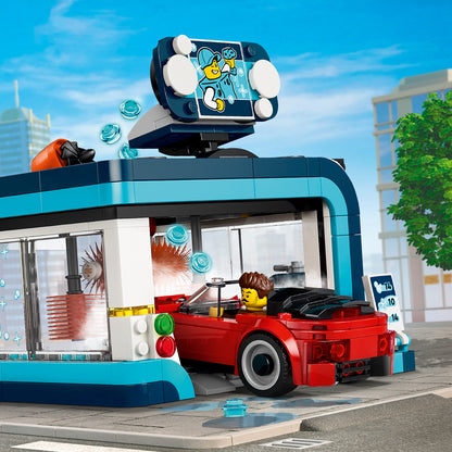 LEGO City Autowasstraat - Bouwpakket voor Kinderen met 2 Speelgoed Auto's, Wasfunctie en 4 Minifiguren Met Accessoires - Verjaardagscadeau voor Jongens en Meisjes Vanaf 6 Jaar - 60497