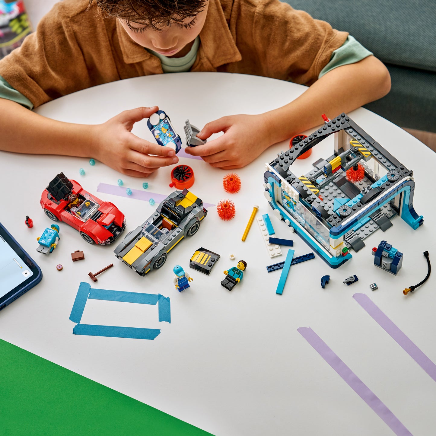 LEGO City Autowasstraat - Bouwpakket voor Kinderen met 2 Speelgoed Auto's, Wasfunctie en 4 Minifiguren Met Accessoires - Verjaardagscadeau voor Jongens en Meisjes Vanaf 6 Jaar - 60497