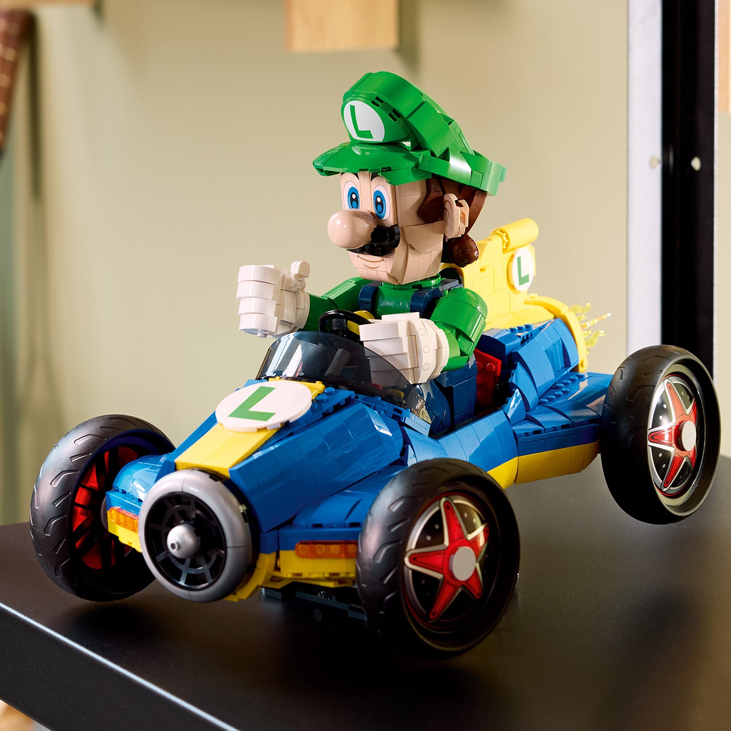 LEGO Mario Kart: Luigi en Mach 8 – Nintendo Personage Displayfiguur en Auto Bouwpakket voor Volwassenen – Verzamelbare Gaming Merchandise – Cadeau-idee voor Fans – 72050