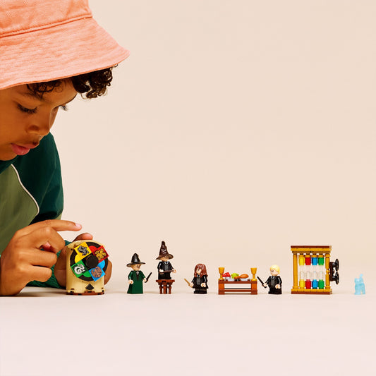 LEGO® Harry Potter™ Kasteel Zweinstein™: Sorteerhoedceremonie - Bouwset met 4 Minifiguren 76460