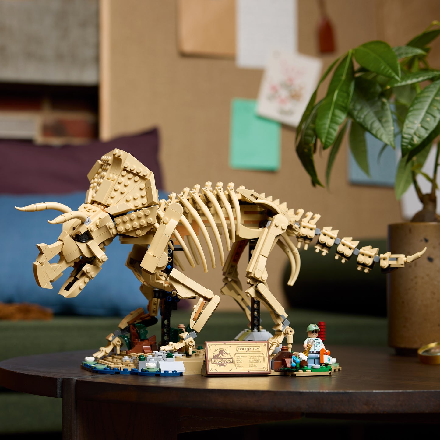 LEGO Jurassic World Dinosaurusfossielen: Triceratops – Display Bouwpakket voor Volwassenen met Dr. Gerry Harding Minifiguur – Woondecoratie – Cadeau voor Jurassic Park Fans – 77985