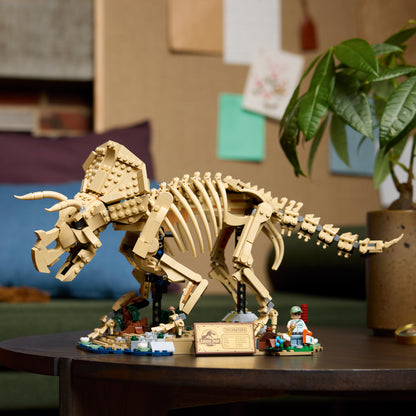 LEGO Jurassic World Dinosaurusfossielen: Triceratops – Display Bouwpakket voor Volwassenen met Dr. Gerry Harding Minifiguur – Woondecoratie – Cadeau voor Jurassic Park Fans – 77985
