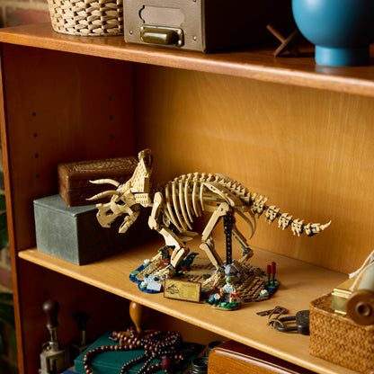 LEGO Jurassic World Dinosaurusfossielen: Triceratops – Display Bouwpakket voor Volwassenen met Dr. Gerry Harding Minifiguur – Woondecoratie – Cadeau voor Jurassic Park Fans – 77985