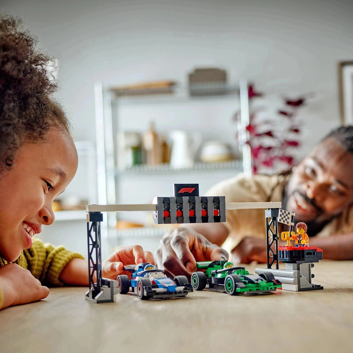 LEGO F1 Startlinie mit VCARB- und Sauber-Formel-1-Autos 60474 City