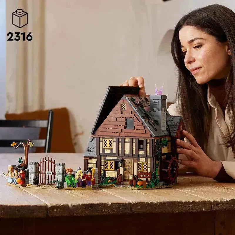 LEGO Disney Hocus Pocus: het huisje van de Sanderson-zussen 21341 Ideas LEGO IDEAS @ 2TTOYS | Official LEGO shop😊🥰 LEGO €. 229.99