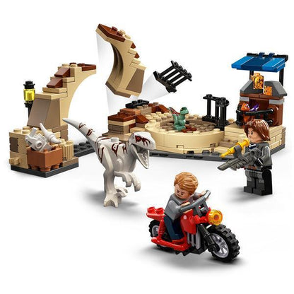 LEGO Atrociraptor dinosaurus motorachtervolging 76945 Jurassic World | 2TTOYS ✓ Official shop<br>